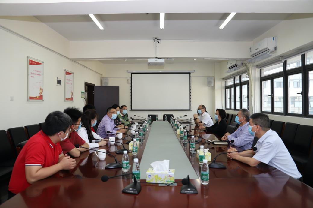 会议室里的人们

描述已自动生成